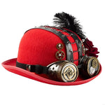 Le Chapeau Melon Steampunk Rouge avec Goggles est un chapeau rouge audacieux orné d'engrenages, de chaînes, de sangles noires, d'une plume noire et de lunettes en laiton sur le bord pour un look steampunk remarquable.