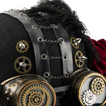 Gros plan sur le Chapeau Melon Steampunk Noir avec Goggles, avec ses lanières en cuir noir, ses engrenages en laiton, ses chaînes, ses clous métalliques et ses lunettes attachées avec des motifs d'engrenages complexes.