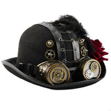 Le Chapeau Melon Steampunk Noir avec Goggles est un chapeau steampunk noir orné d'engrenages, de chaînes, d'une plume, d'une rose en tissu rouge et de lunettes en laiton ornées de motifs d'engrenages détaillés.