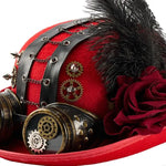 Le Chapeau Melon Steampunk Rouge avec Goggles comporte des lanières de cuir noir, des engrenages en laiton, des clous métalliques, une grande plume noire, une rose rouge foncé et des lunettes marron avec des accents d'engrenage pour un look steampunk authentique.
