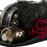 Le Chapeau Melon Steampunk Noir avec Goggles présente des engrenages, des chaînes, des plumes noires, une rose en tissu rouge et des lunettes de style vintage sur le côté pour un look steampunk saisissant.