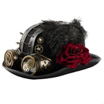 Le Chapeau Melon Steampunk Noir avec Goggles comporte des engrenages métalliques, des chaînes, des lunettes, un respirateur décoratif, des plumes noires et une rose rouge bien visible sur le côté.